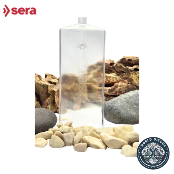El Sera Gravel Cleaner Edge en acción, limpiando el sustrato de un acuario y eliminando partículas de suciedad.